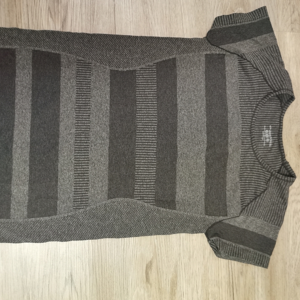 New Brooks seamless fit running top, size small